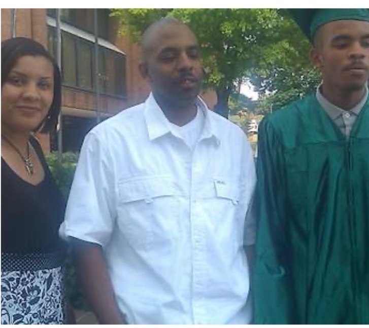 Dontae Melton Jr. at his high school graduation with his mother Eleshiea and his father Dontae Sr.